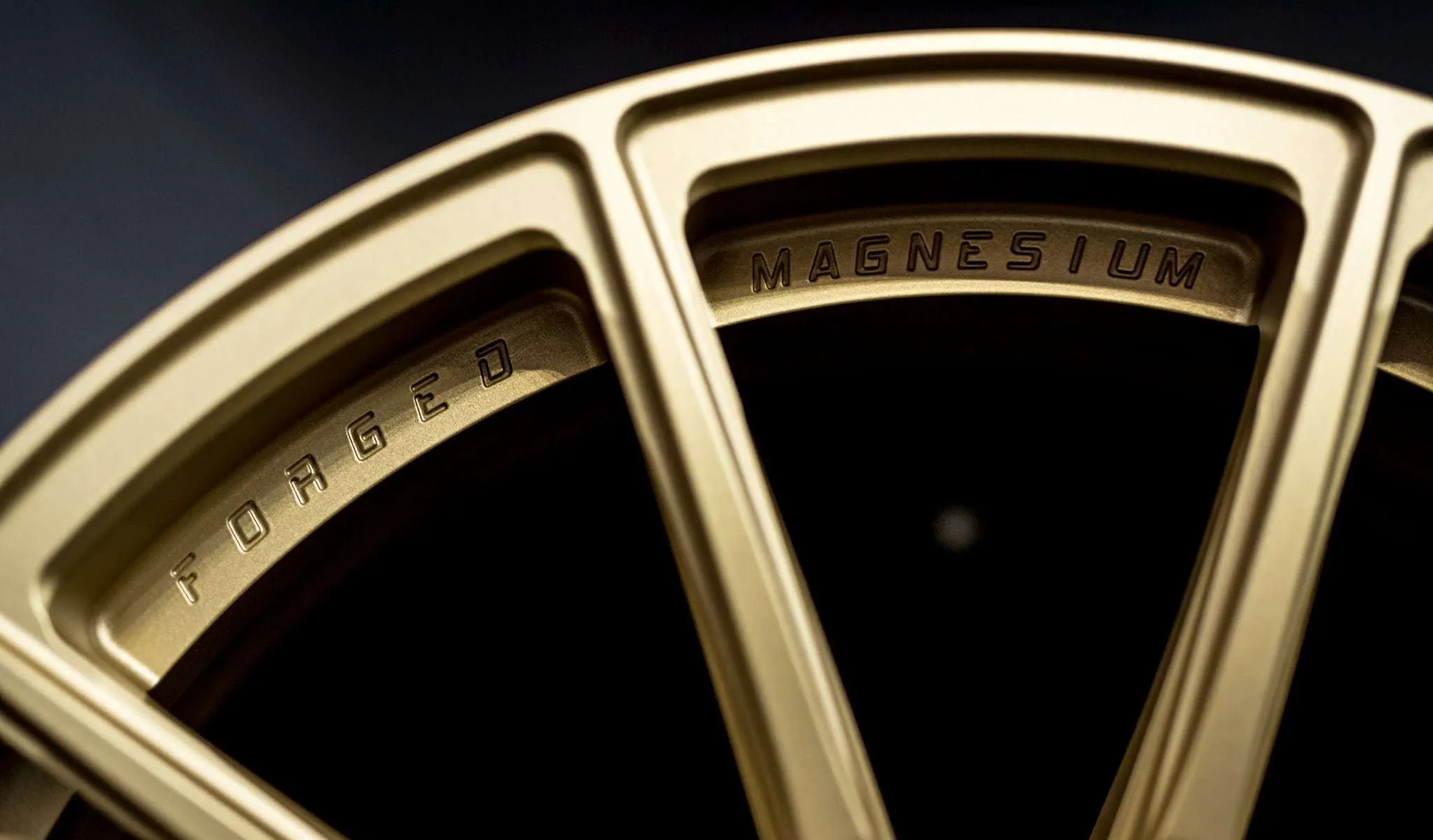 Forged-Magnesium-Gravur an der Speiche des MF1 in Gold