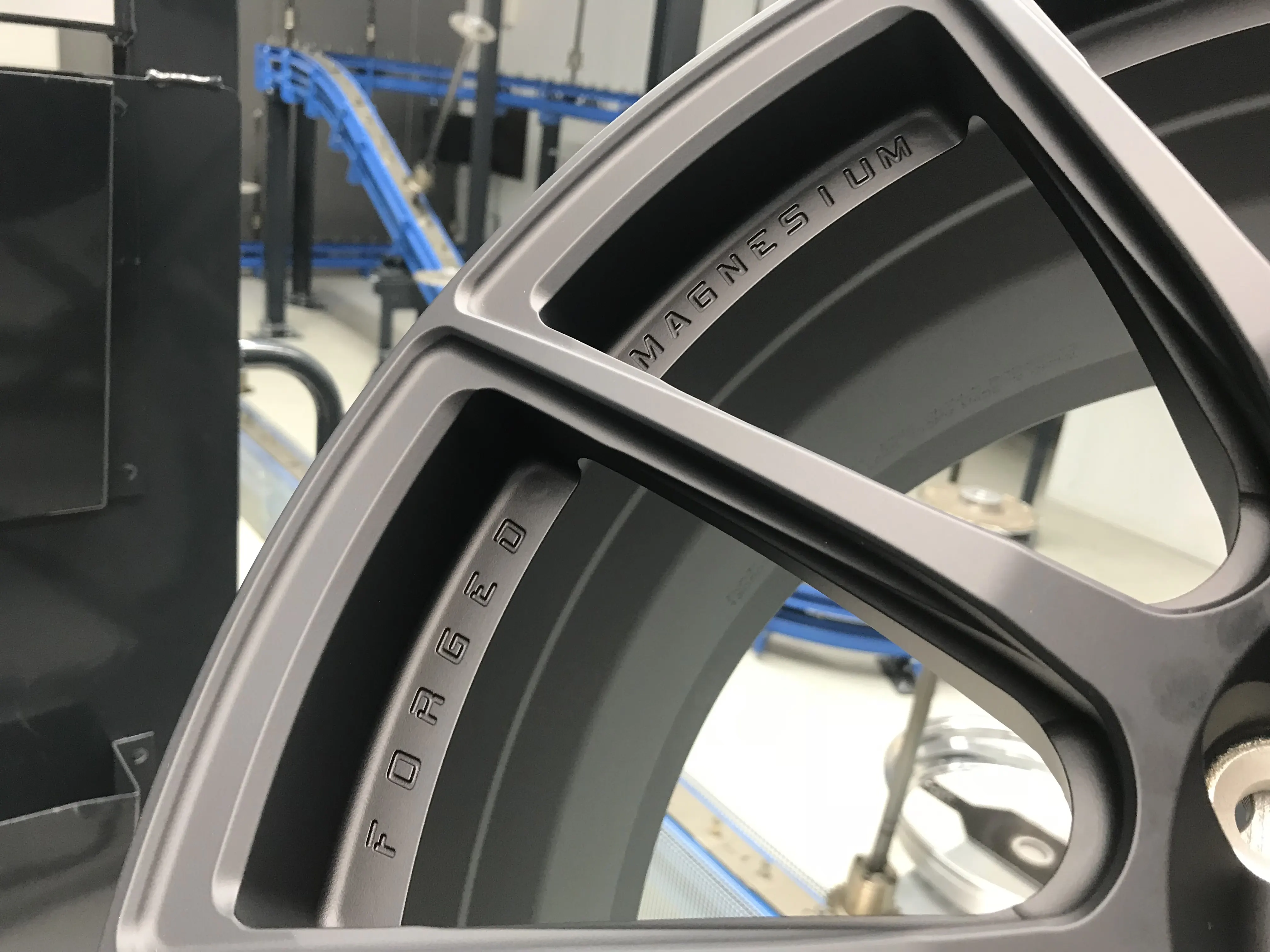 Geprägter Forged-Magnesium-Schriftzug an der Speiche eines mbDESIGN Magnesiumrads