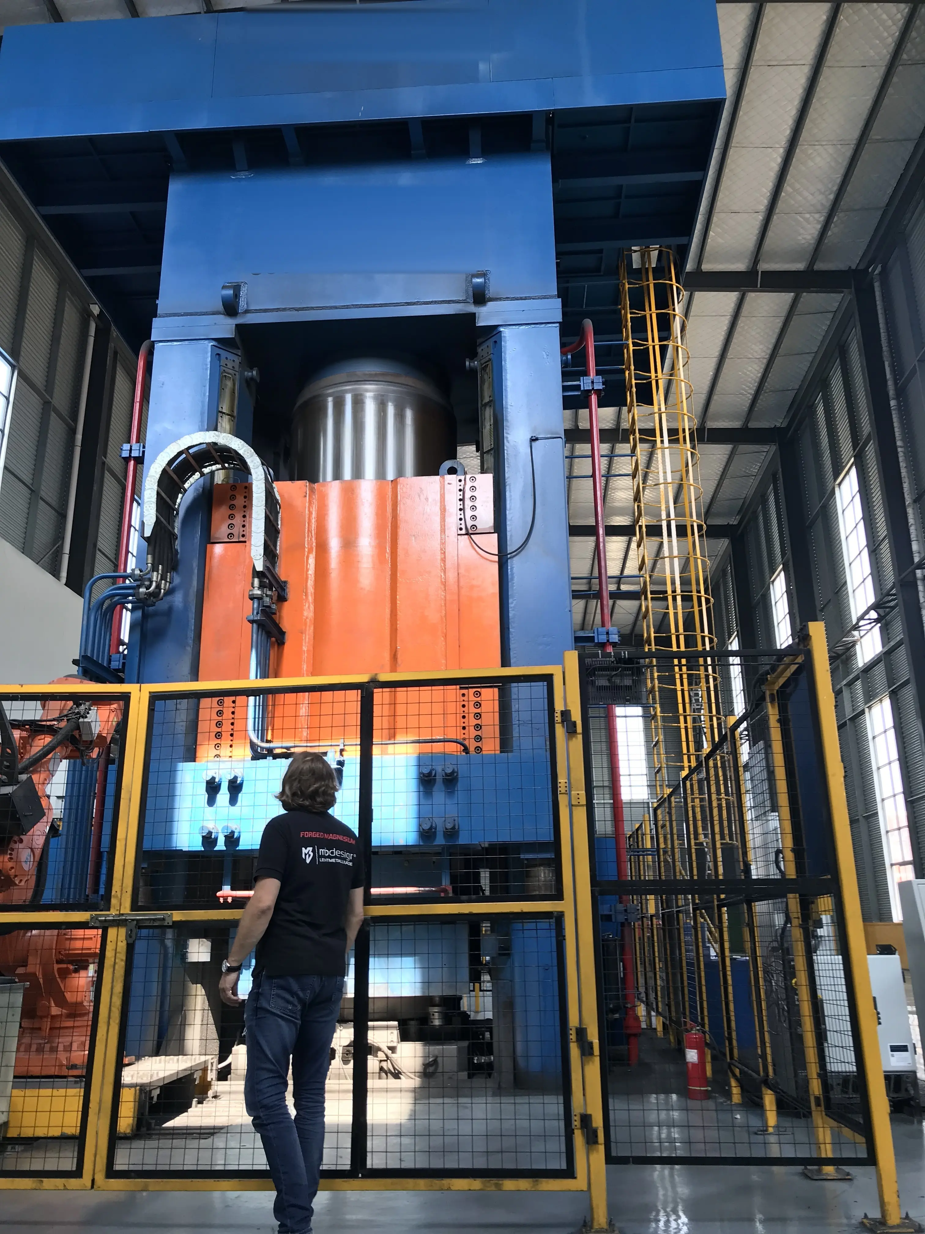Gesenkschmiedepresse für Magnesium-Radrohlinge, Gesamtansicht